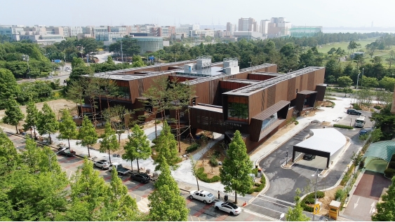 송도국제도서관이 개관 2주일 만에 방문객 수 5만 명을 돌파하며 인천의 대표 문화 공간으로 발돋움하고 있다